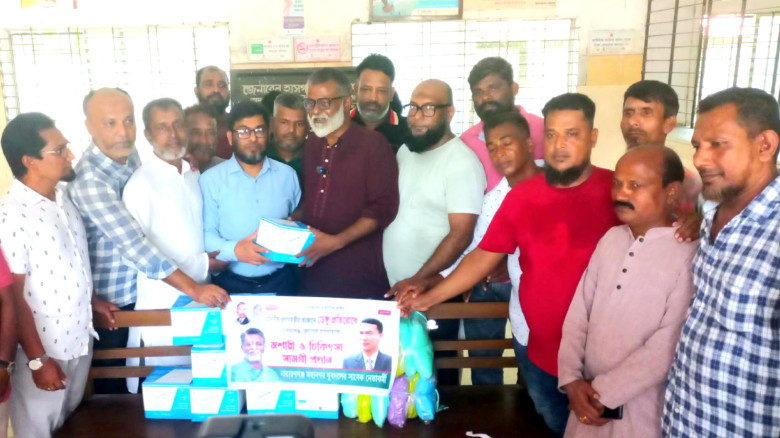 নারায়ণগঞ্জ জেনারেল হাসপাতালে মশারি ও চিকিৎসা সামগ্রী দিলেন খোরশেদ