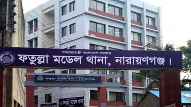 ফতুল্লায় দুই স্টাফ বাসে আগুন-ভাঙচুর, ৩৪ জনের নাম উল্লেখ করে মামলা